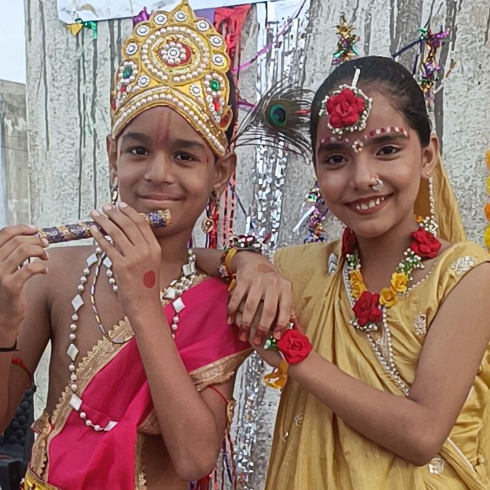 મોટીસરામાં મંજુબા ટ્યુશન ક્લાસીસ દ્વારા જન્માષ્ટમી મહોત્સવ ઉજવાયો:બાળકોએ નૃત્ય કર્યા, મટકી ફોડ અને રાસ-ગરબાથી વાતાવરણ કૃષ્ણમય બન્યું
