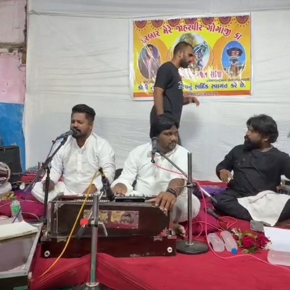 ઘોઘારાવ મહારાજના જીવનચરિત્ર પર ભજન સંધ્યા યોજાઈ:ભરૂચના કોઠી વાલ્મીકિ વાસ ખાતે ભક્તિમય માહોલમાં આયોજન કરાયું