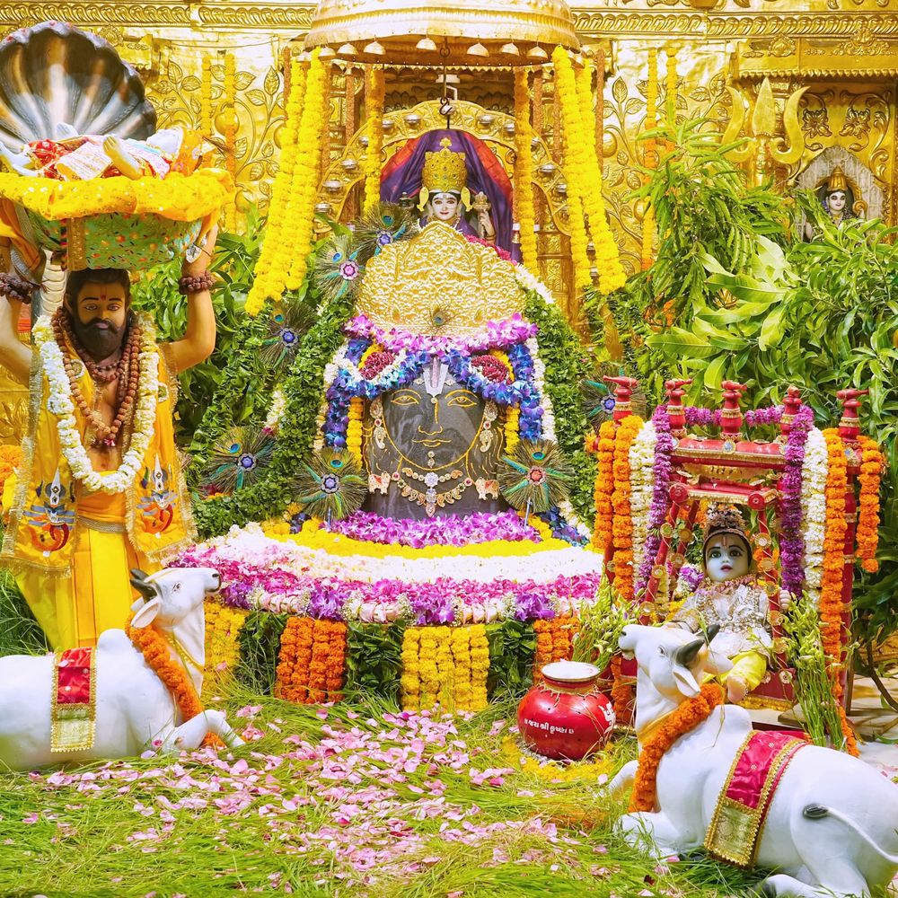 સોમનાથ મહાદેવને જન્માષ્ટમીએ 'કૃષ્ણ દર્શન શૃંગાર' કરાયો:જ્યોતિર્લિંગ પર શ્રીકૃષ્ણની પ્રતિકૃતિ, 2 કરોડના સોનાના મુગટથી શણગાર