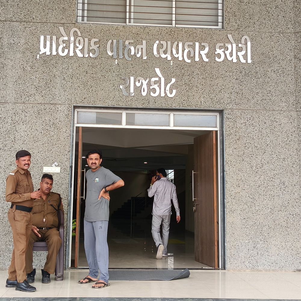 રાજકોટમાં વાહનોના નામ ટ્રાન્સફરમાં રામાયણ:ફેસલેસમાં આધાર કાર્ડ પ્રમાણે જ RC બૂકમાં નામના નવા નિયમથી અરજીમાં 87 ટકાનો ઘટાડો, TVS - બૂલેટની HSRP નંબર પ્લેટ મળતી જ નથી