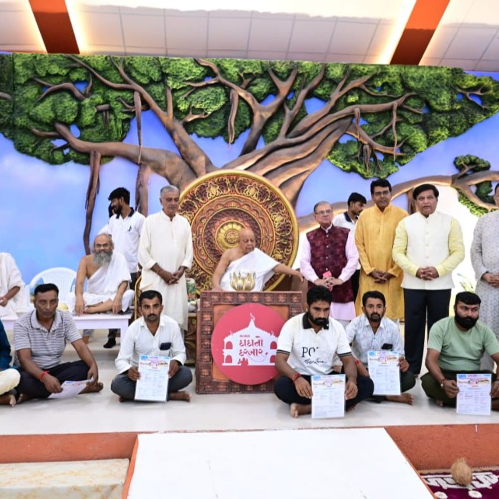 શત્રુંજય જૈન મહાતીર્થમાં ડોળી કામદારો માટે પ્રધાનમંત્રી વીમા યોજનાનો પ્રારંભ:જૈન તીર્થરક્ષા ટ્રસ્ટમાં નોંધણી કરાવ્યા બાદ પહોંચ મેળવીને જ ડોળીમાં યાત્રા કરવા અપીલ