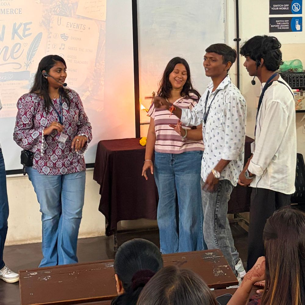 MSU કોમર્સ ફેકલ્ટીમાં શિક્ષક દિનની ઉજવણી:વિદ્યાર્થીઓએ શિક્ષકો માટે ભાવસભર કાર્યક્રમનું આયોજન કર્યું, રમતો રમાડી