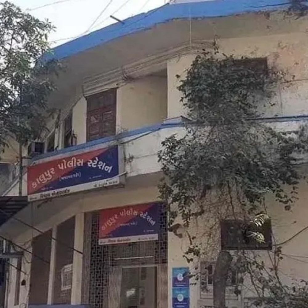 રેવડી બજાર પાસે પેસેન્જરને છરી બતાવી રિક્ષા ગેંગે લૂંટી લીધો:યુવક બાવળાથી બિહાર જવા ગીતા મંદિર આવ્યો, ત્યાંથી રિક્ષામાં કાલુપુર રેલવે સ્ટેશન જતાં લૂંટાયો