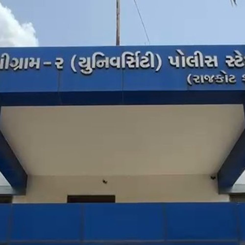 એરફોર્સમાં નોકરીની લાલચ આપી રૂ.1.95 લાખનું સાયબર ફ્રોડ:ગાંધીનગરમાં સિસ્ટમ એન્જિનિયર રાજકોટની યુવતીને યુવકે એરફોર્સમાં સ્ક્વાર્ડન લીડરની ઓળખ આપી છેતરી
