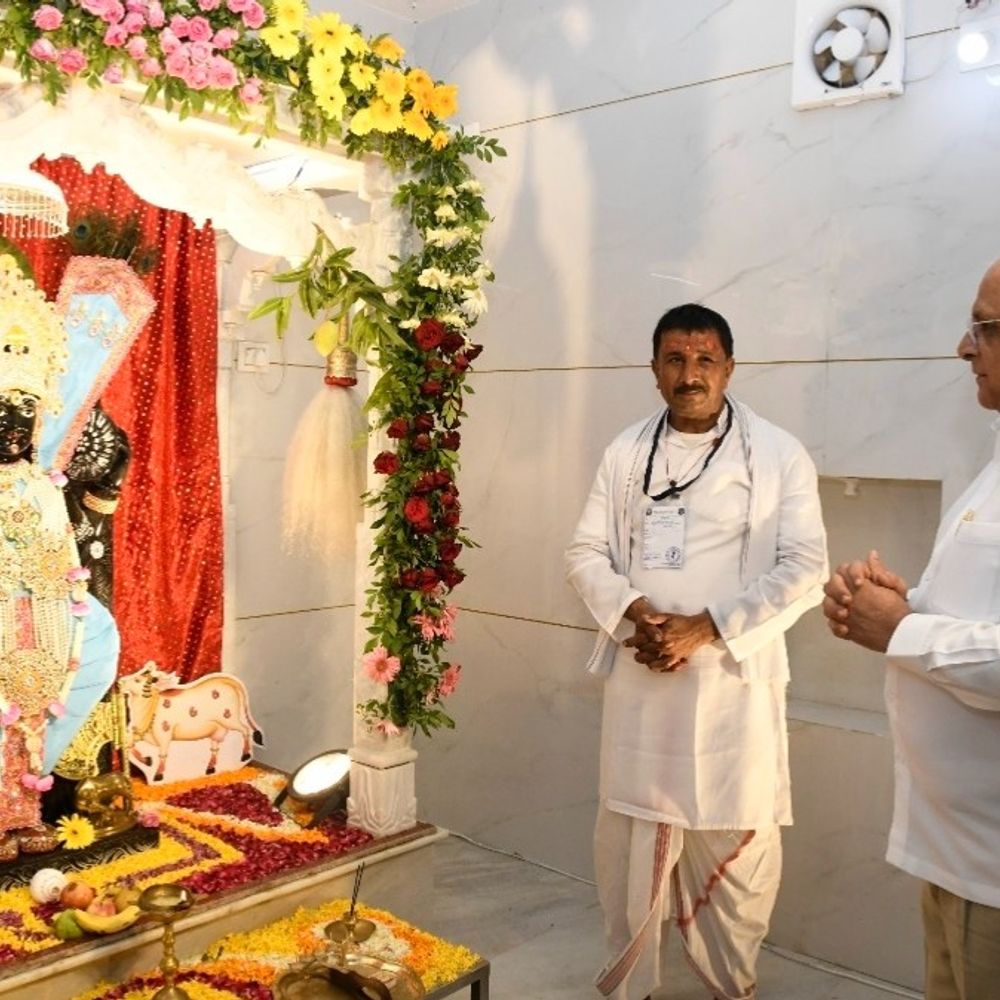 ભૂપેન્દ્ર પટેલે બાલગોપાલને પારણે ઝુલાવી ધન્યતા અનુભવી:ગાંધીનગરમાં ડભોડાના 250 વર્ષ જુના રણછોડરાયજી મંદિરે જન્માષ્ટમીની ભવ્ય ઉજવણી