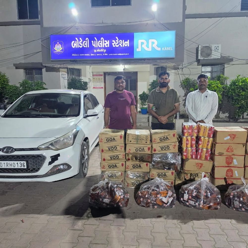 છોટા ઉદેપુર LCBએ ધોળીવાવ પાસેથી 4.31 લાખનો વિદેશી દારૂ ઝડપ્યો:કારમાં લઈ જવાતો હતો દારૂ, ડ્રાઈવર ગાડી મૂકીને ફરાર થયો