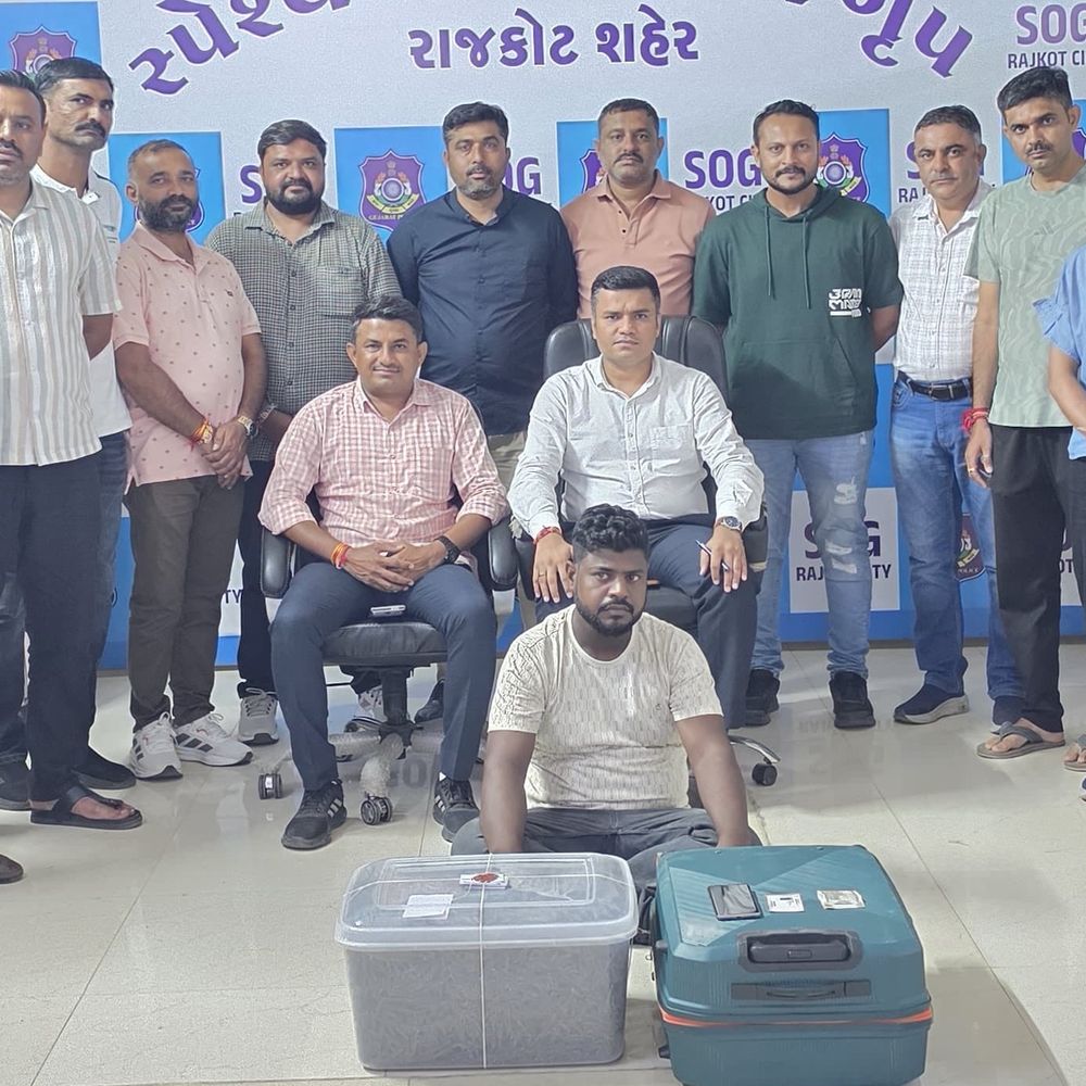 સૂટકેસ ભરેલા ગાંજાના જથ્થા સાથે શખસ ઝડપાયો:બિહારથી ટ્રેનમાં 4.96 લાખનો ગાંજો લાવી રાજકોટના શખ્સને આપે તે પહેલા SOGએ ઝડપી પાડ્યો
