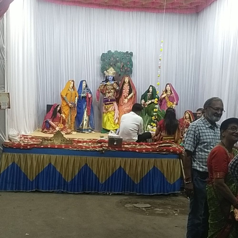 વલસાડમાં શ્રીકૃષ્ણ જન્મોત્સવની ઉજવણી:શ્રી જૂના શાક માર્કેટ યુવક મિત્ર મંડળ દ્વારા ભક્તિભાવ સાથે ઉજવણી કરાઈ