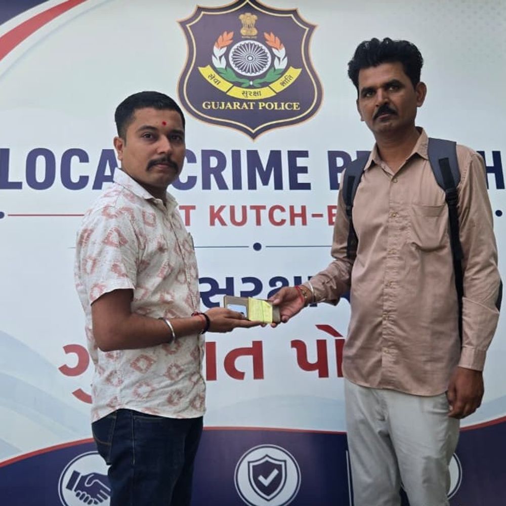 પશ્ચિમ કચ્છ સાયબર સેલે 33 ગુમ મોબાઈલ શોધી કાઢ્યા:રૂ.5.11 લાખની કિંમતના મોબાઈલ મૂળ માલિકોને પરત કરાયા