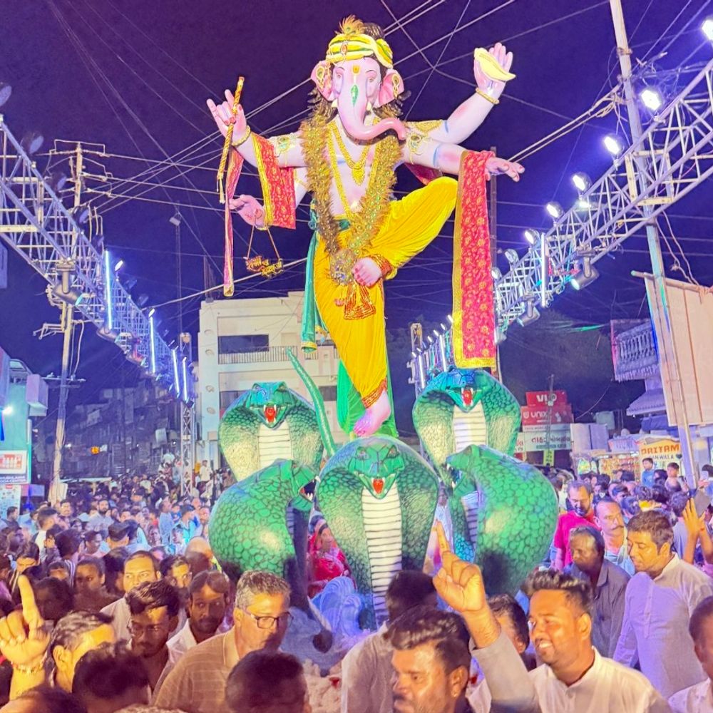 લુણાવાડામાં શ્રી રાણા ગણરાજ યુવક મંડળે ભવ્ય આગમન યાત્રા યોજી:બાપા આ વર્ષે 'નાગદમણ' થીમ પર બિરાજશે