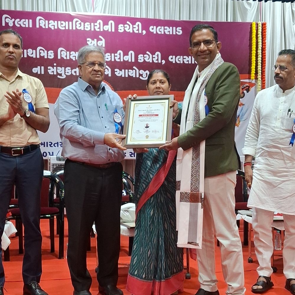 વલસાડમાં શ્રેષ્ઠ કામગીરી કરનાર શિક્ષકોનું સન્માન:મંત્રી કનુ દેસાઈના હસ્તે 9 શિક્ષક અને 100% પરિણામ આપનારનું બહુમાન કરાયું