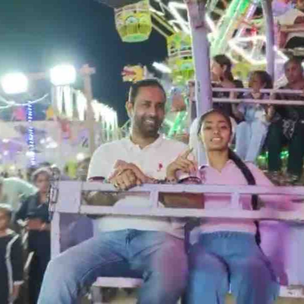 અમરેલી મેળામાં ઉર્જામંત્રી વેકરિયા દીકરી સાથે મેળામા મહાલ્યાં:ટિકિટ ખરીદીને રાઈડ્સની મોજ માણી, લાઈનમાં ઊભા રહીને જાતે ટિકિટ ખરીદી