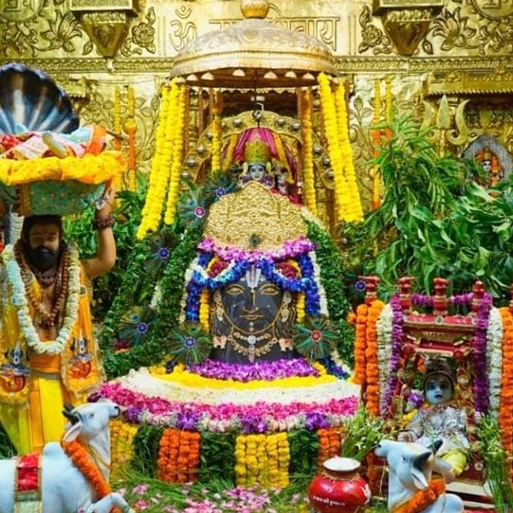 સોમનાથમાં શ્રદ્ધાળુઓ માટે પોલીસે ફરાળ બાદ પાણીની સેવા શરૂ કરી:જિલ્લા પોલીસવડા જયદીપસિંહ જાડેજાની આગેવાની હેઠળ શુદ્ધ પીવાનું પાણીની સુવિધા