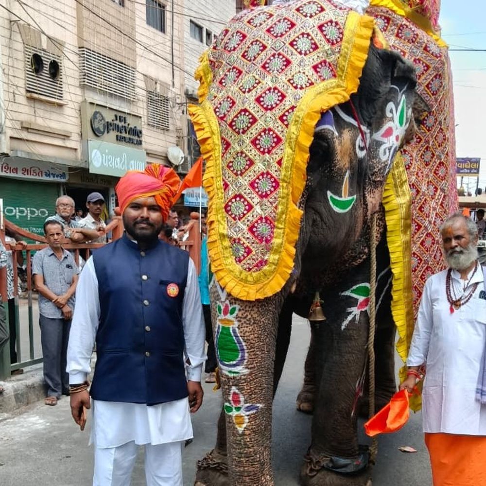 બોટાદમાં જન્માષ્ટમીની ભવ્ય શોભાયાત્રા નીકળી:મસ્તરામ મંદિરથી પ્રસ્થાન થયું, VHP-બજરંગ દળ સહિત અનેક સંસ્થાઓ જોડાઈ, હજારો લોકો ઉમટ્યા