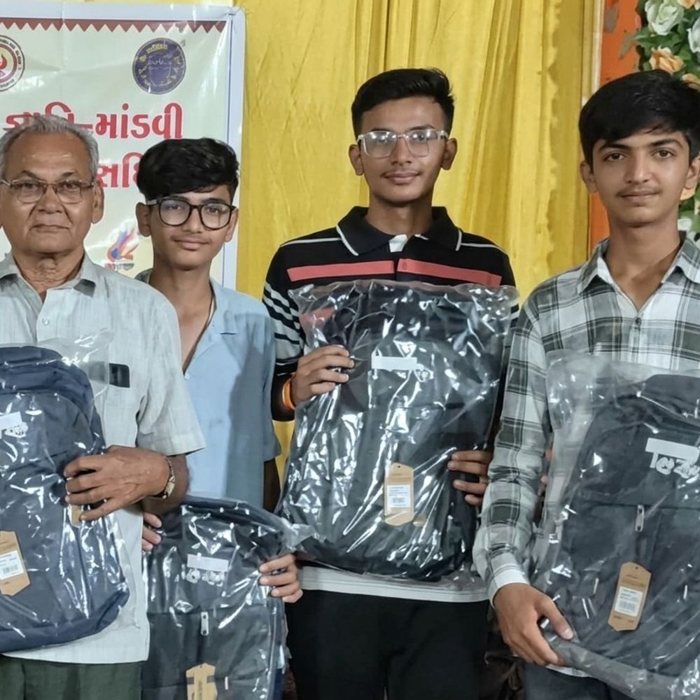 માંડવીમાં દરજી સમાજે વિદ્યાર્થીઓના સન્માનનો કાર્યક્રમ યોજાયો:આધુનિક શિક્ષણને મહત્વ આપીને નવી પેઢીને આગળ વધારવાનો સંકલ્પ લેવાયો
