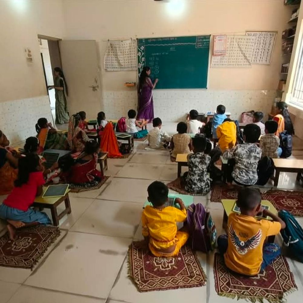 શ્રી સરસ્વતી વિદ્યામંદિરમાં શિક્ષક દિનની ઉજવણી:નવસારીની શાળામાં ધોરણ 7 અને 8ના વિદ્યાર્થીઓએ સંભાળી શૈક્ષણિક કામગીરી