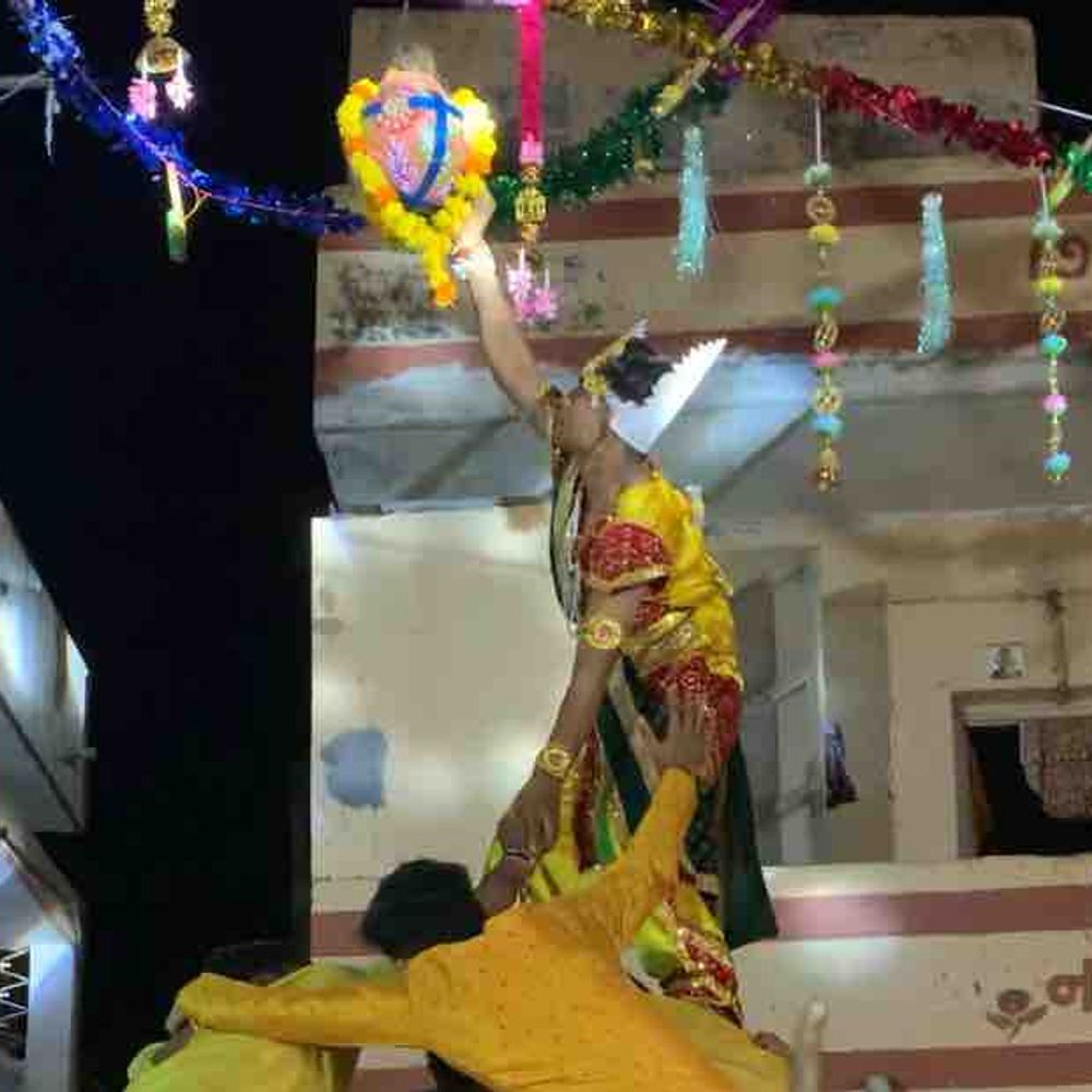 જામનગરમાં જન્માષ્ટમીએ બજરંગ મિત્ર મંડળ દ્વારા મટકી ફોડ કાર્યક્રમ:9 નાની મટકી બાળકોએ અને 1 મોટી મટકી યુવાનોએ ફોડી