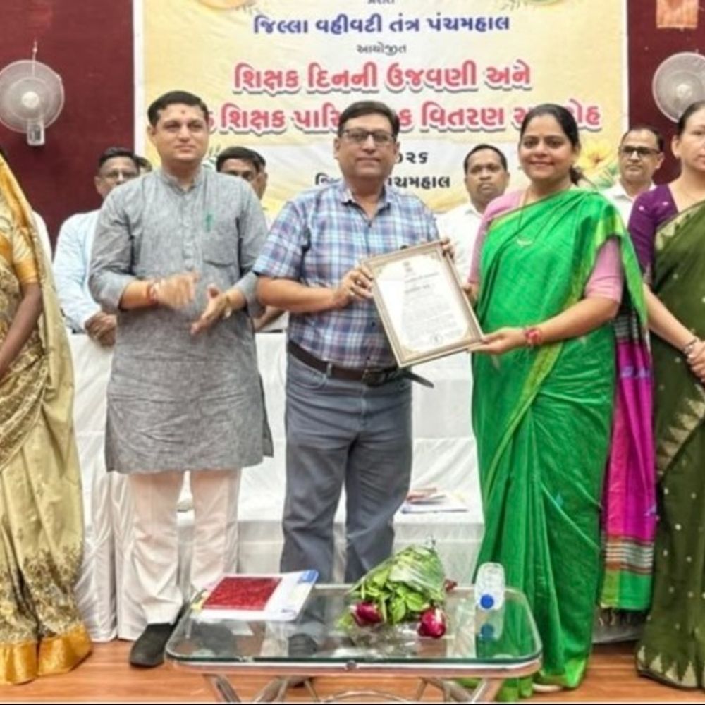 શિક્ષક દિન નિમિત્તે ગોધરામાં 23 શિક્ષકોનું સન્માન:BRGF ભવન ખાતે જિલ્લાકક્ષાનો શ્રેષ્ઠ શિક્ષક પારિતોષિક વિતરણ સમારોહ યોજાયો; બ્રાઇટમેટ ઇન્સ્ટિટ્યૂટમાં શિક્ષક દિનની અનોખી ઉજવણી