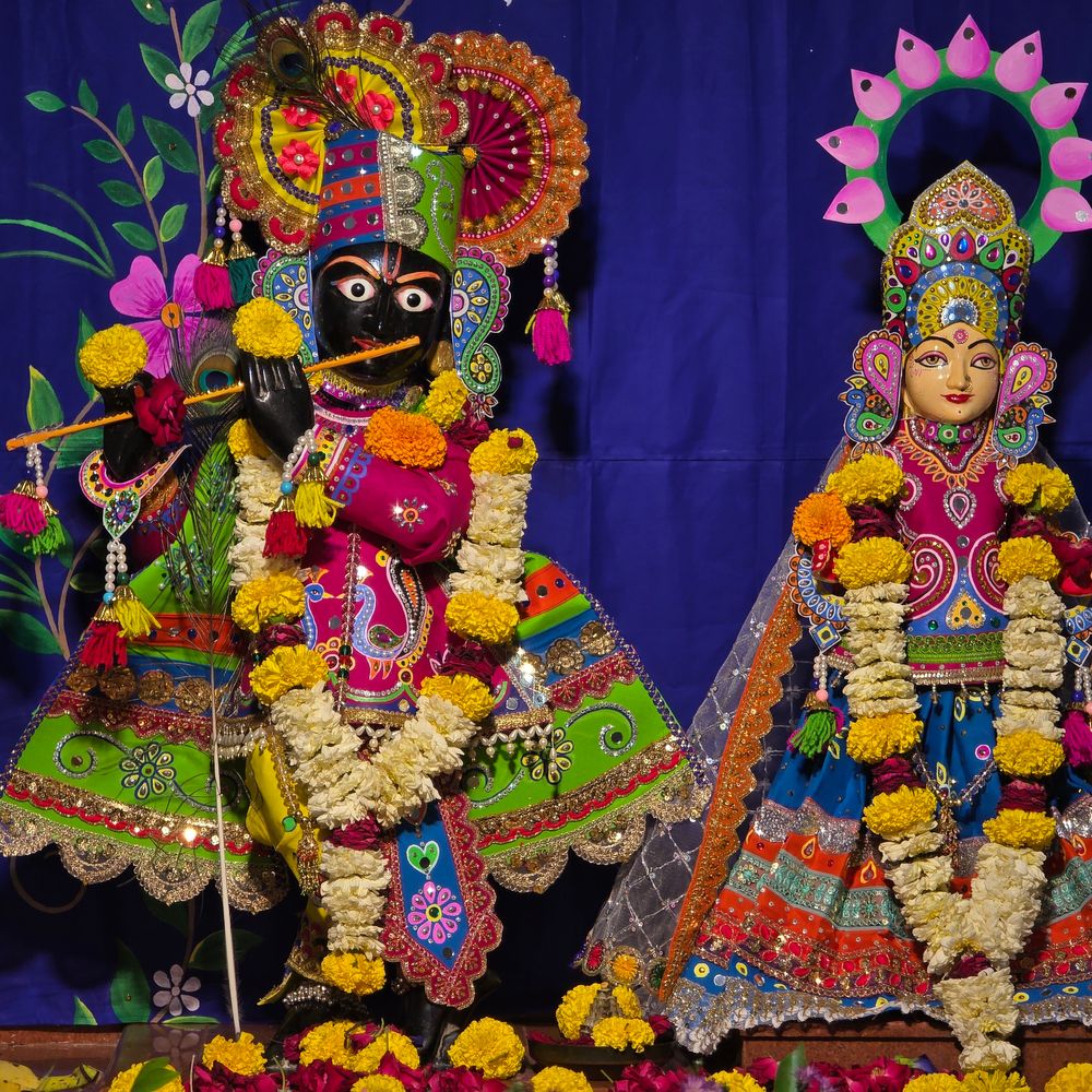 હિંમતનગરના મહામંદિર પટાંગણમાં સત્યનારાયણ કથાનું આયોજન:જન્માષ્ટમીના બીજા દિવસે દિપાલી અને દક્ષા પરિવાર યજમાન બન્યા, મોટી સંખ્યામાં ભક્તો ઉમટ્યા