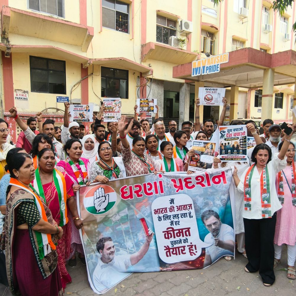રાહુલ ગાંધી સામે FIR મુદ્દે કોંગ્રેસનો ઉગ્ર વિરોધ:નવસારી પાલિકા બહાર પોલીસ સાથે ઘર્ષણ, શહેર-જિલ્લા પ્રમુખ સહિત કાર્યકરોની અટકાયત