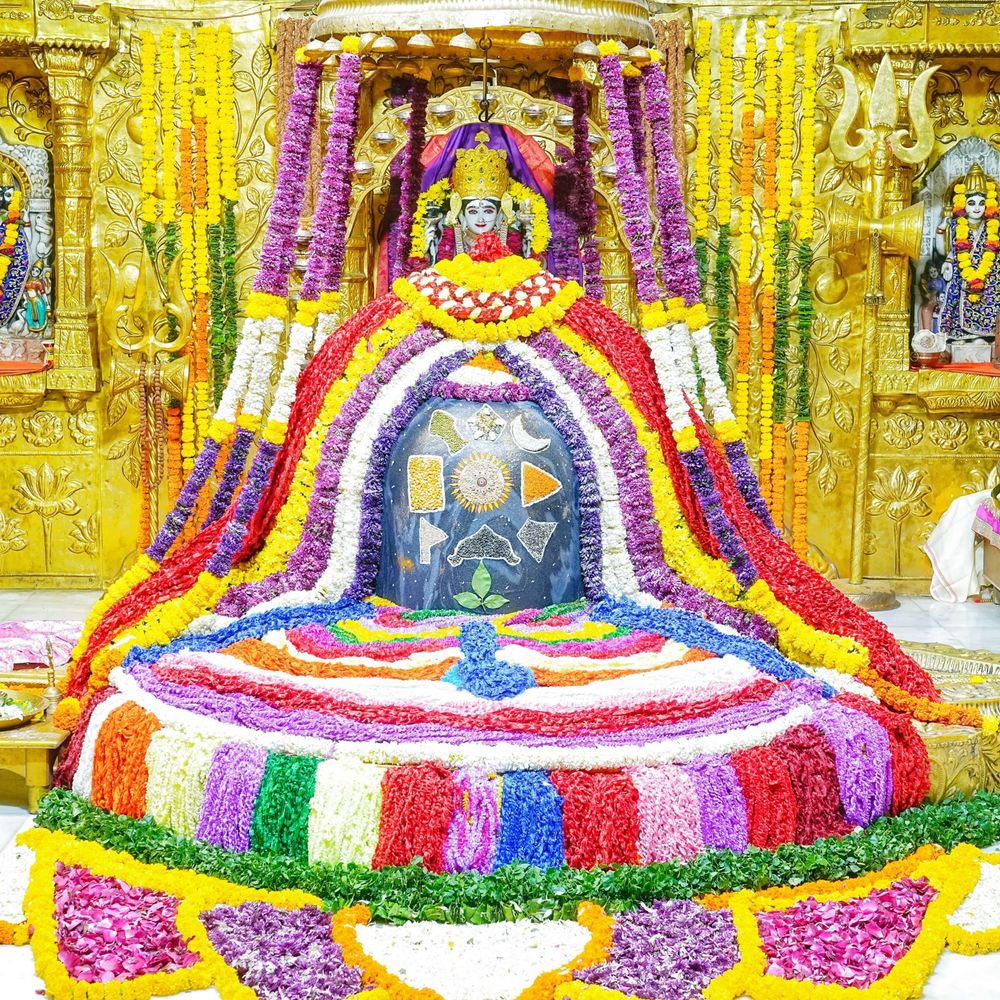 સોમનાથ મહાદેવનો શ્રાવણ સુદ નવમીએ દિવ્ય પવિત્રા-નવગ્રહ શૃંગાર:રેશમી પવિત્રા માળા અને નવગ્રહના પ્રતીકાત્મક શૃંગારથી ભક્તોમાં આસ્થાનો માહોલ