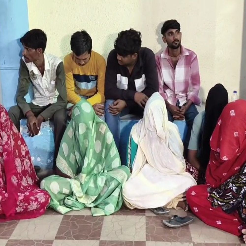 શ્રાવણી જુગાર ઝડપાયો:કુંભારવાડા ગોપાલ સોસાયટીમાં જાહેરમાં જુગાર રમતી 5 મહિલા સહિત 9 શખ્સો ઝડપાયા