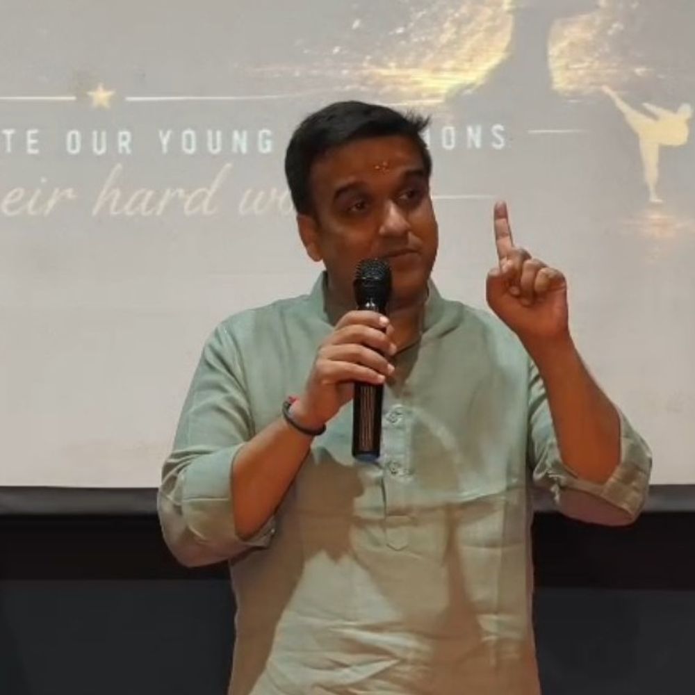 સુરતમાં ડેપ્યુટી CM હર્ષ સંઘવીની ગર્જના:પહેલાં બીજા રાજ્યના લોકો ખમણ-ઢોકળા કહીને મજાક ઉડાવતા, હવે એ જ ગુજરાતીઓ ભુક્કા બોલાવે છે