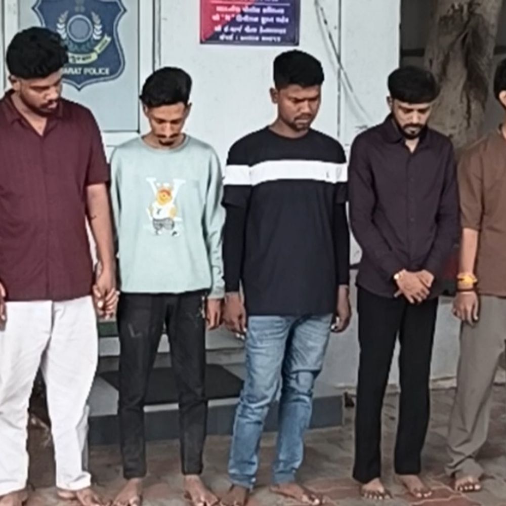 ઓનલાઈન પ્રોડક્ટ ખરીદતા પહેલાં સાવધાન!:એમેઝોનના 5 ડિલિવરી બોય્ઝે ઓરિજિનલ પાર્સલ સાથે છેડછાડ કરી કસ્ટમરને નકલી માલ પધરાવ્યો, iPhone સહિત ₹3.15 લાખનો મુદ્દામાલ જપ્ત