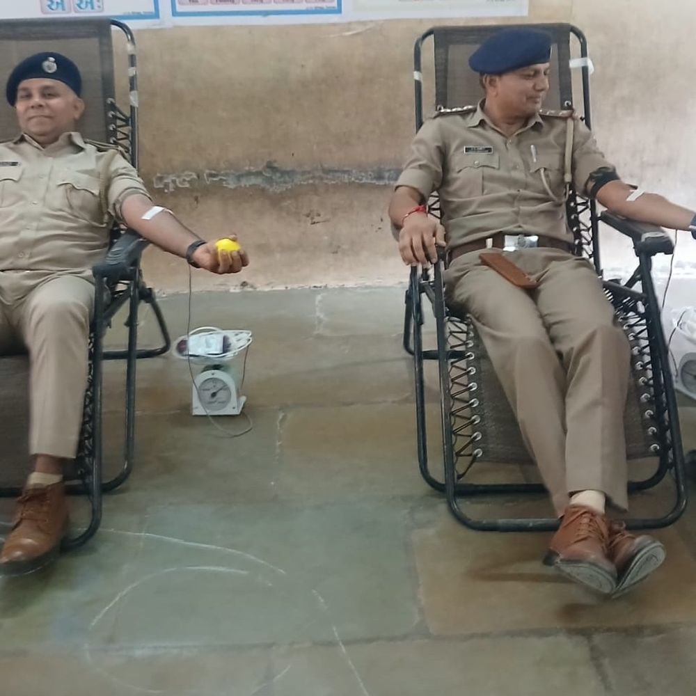 ગોધરામાં પોલીસ અધિકારીઓ-કર્મચારીઓ સહિત સ્થાનિકોએ રક્તદાન કર્યું:ઘી ઈકબાલ પ્રાથમિક શાળામાં મહારક્તદાન શિબિર, જરૂરિયાતમંદો માટે રક્ત એકત્ર કરાયું