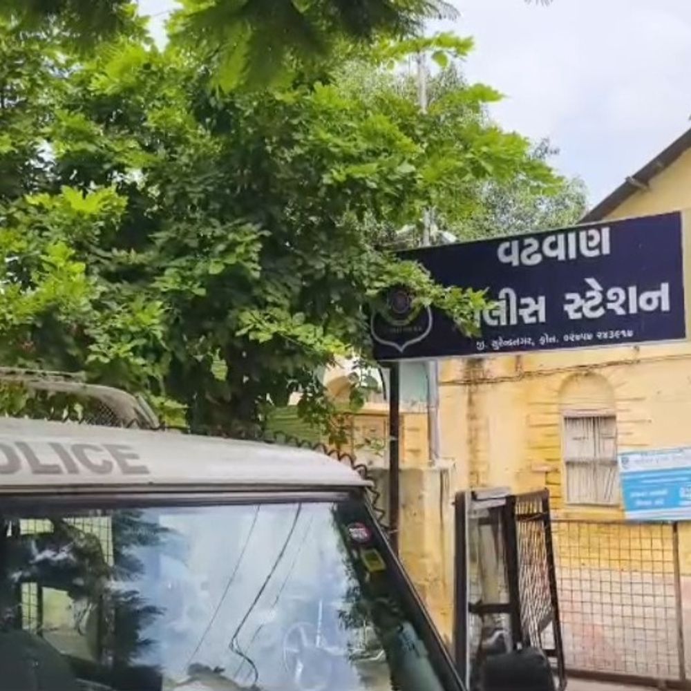 વઢવાણ લોકમેળામાં ચાલુ ચકડોળમાંથી પટકાતા બાળકીનું મોત:મૃતક નિહારિકા પોલીસકર્મીની પુત્રી, મેળાની સુરક્ષા વ્યવસ્થા સામે સવાલ ઉઠ્યા