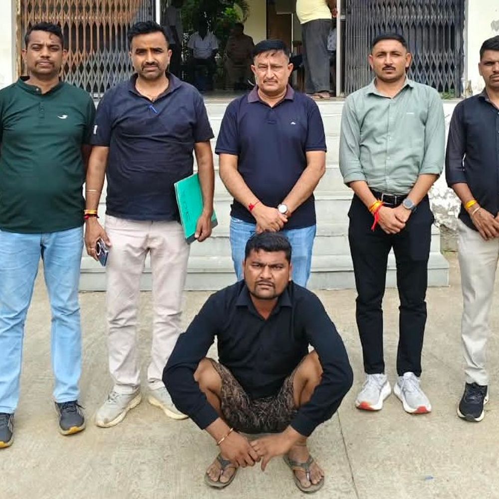 મહીસાગર SOG ટીમે ફરાર આરોપીને રાજસ્થાનથી ઝડપાયો:પ્રોહિબિશનના ગુનામાં છેલ્લા 7 મહિનાથી નાસતો ફરતો હતો