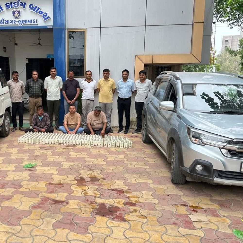 LCBએ 2.72 લાખનો વિદેશી દારૂ ઝડપ્યો:બાકોર પાસે ગાડીઓ સહિત 19.61 લાખનો મુદ્દામાલ જપ્ત, 3 આરોપી ઝડપાયા