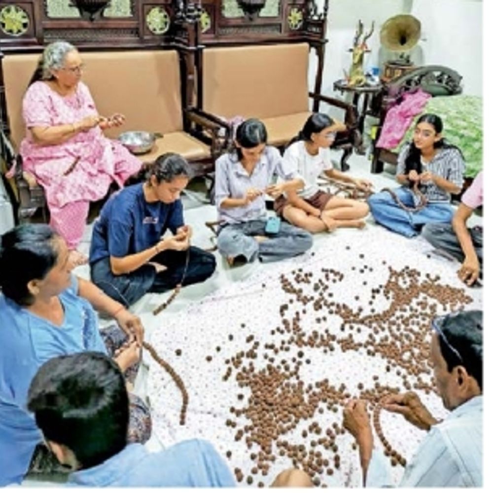 ડૉ. જયપ્રકાશ સોનીએ લક્ઝરી બસને લીલી ઝંડી આપી