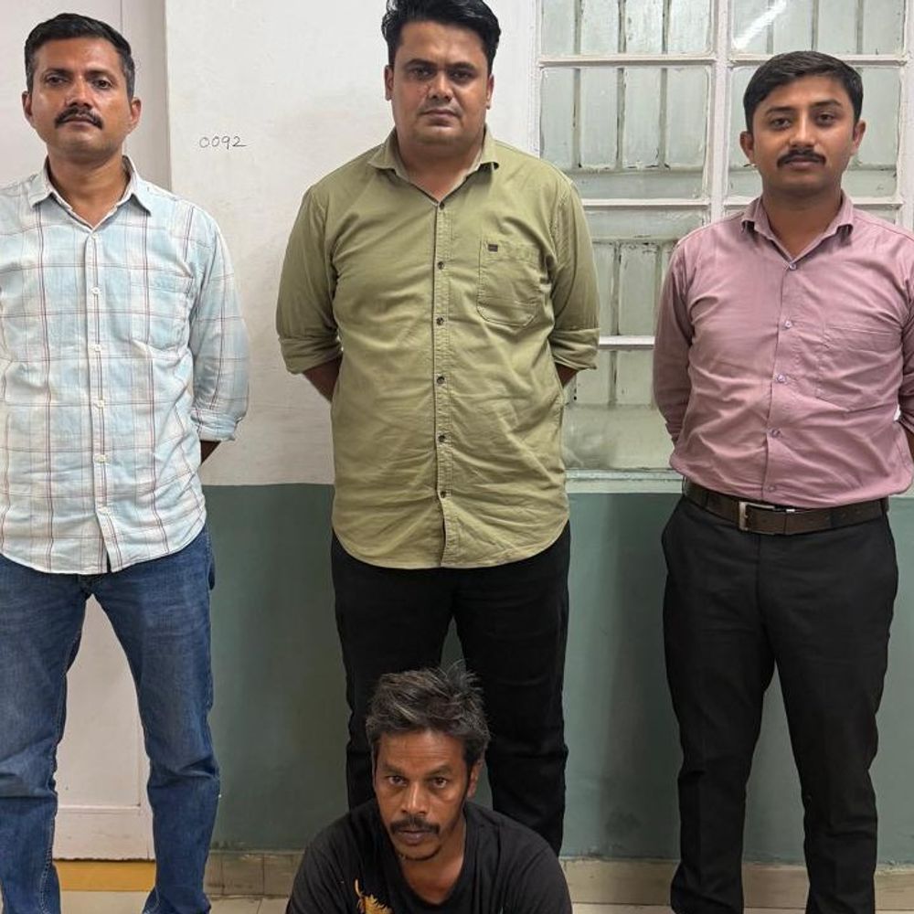 આમોદ પોલીસે 4 વર્ષથી ફરાર જુગારના આરોપીને ઝડપ્યો:ભરૂચ SOGએ અનોર ગામમાંથી પકડી આમોદ પોલીસને સોંપ્યો