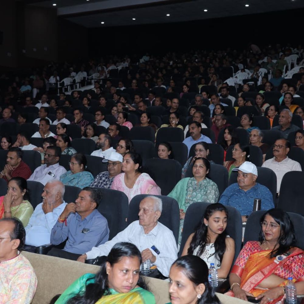 800+ શ્રોતાઓ વચ્ચે કૃષ્ણ ભક્તિ સંધ્યા, સંગીત અને ભક્તિનો અદ્ભુત સંગમ