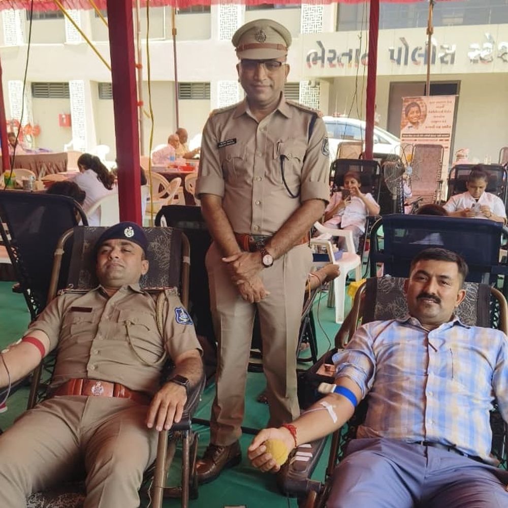 થેલેસેમિયા પીડિત બાળકોની વહારે ભેસ્તાન પોલીસ:દત્તક લીધેલા થેલેસેમિયાગ્રસ્ત બાળકો માટે રક્તદાન કેમ્પ, 8 બ્લડ બેંકો જોડાઈ, 500 યુનિટ રક્ત એકત્ર