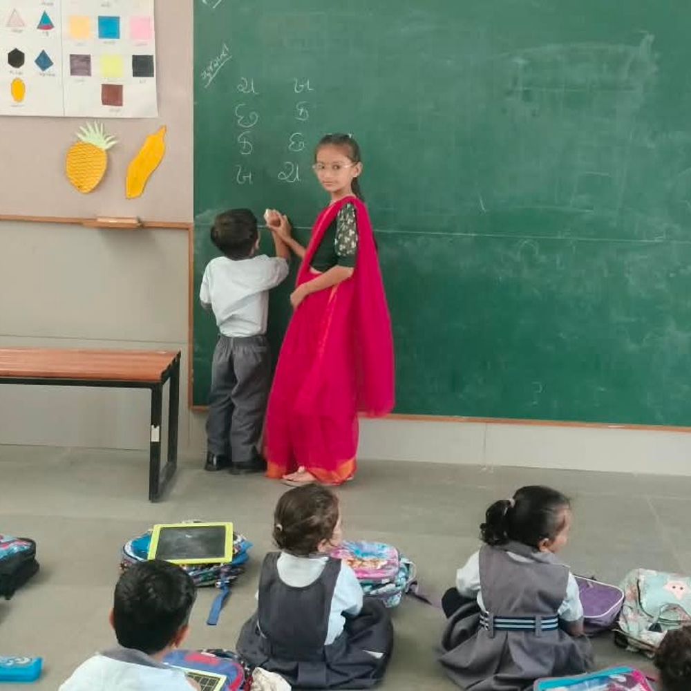 વિસલપુરની શાળામાં વિદ્યાર્થીઓ બન્યા શિક્ષક:ડો. રાધાકૃષ્ણનના જન્મદિવસની ઉજવણીમાં 100 વિદ્યાર્થીઓએ સંભાળ્યો શાળાનો વહીવટ