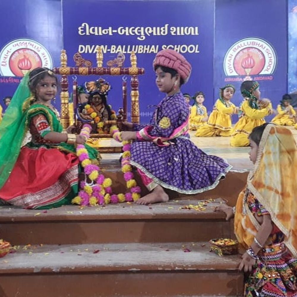 દીવાન-બલ્લુભાઈ શાળામાં શ્રીકૃષ્ણ જન્મોત્સવનો નંદ મહોત્સવ ઉજવાયો:૧૮૭ વિદ્યાર્થીઓએ ભક્તિભાવ અને ઉત્સાહ સાથે કૃષ્ણલીલાઓ રજૂ કરી