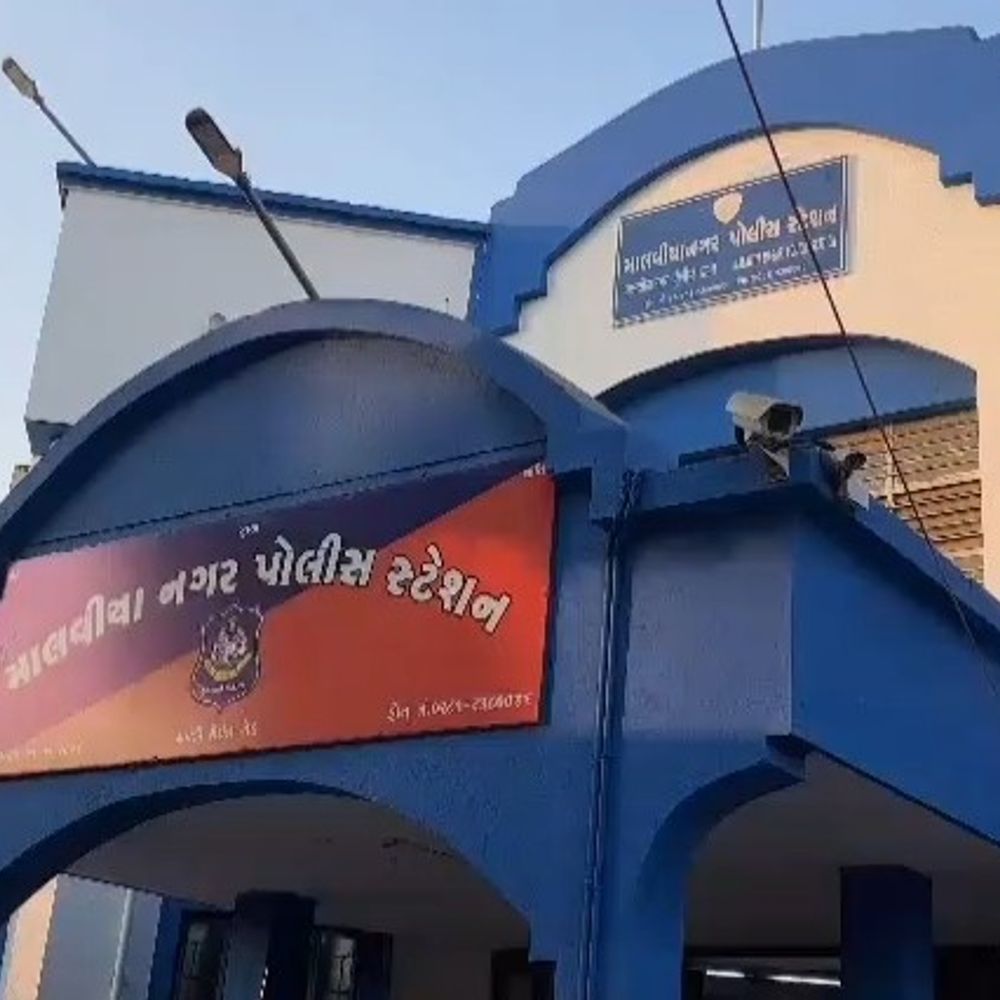 ઘર પાસે શ્રાવણિયો જુગાર રમવાની ના પાડતા આધેડ પર હૂમલો:રાજકોટના મવડીમાં ટુ વ્હીલરને સિટી બસે હડફેટે લેતા ગંભીર ઇજાગ્રસ્ત યુવાનનું સારવારમાં મોત