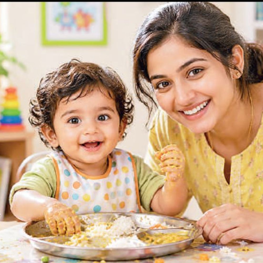 બાળકને જાતે ખાવા દો: વેરણછેરણ વિકાસનું પ્રથમ પગથિયું
