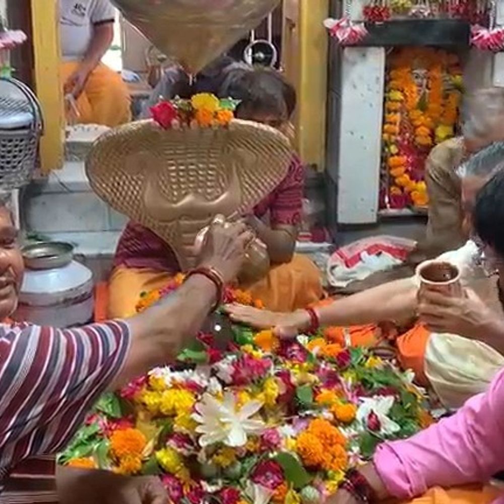 જામનગરમાં શ્રાવણના અંતિમ સોમવારે શિવાલયોમાં ભક્તોની ભીડ:‘છોટી કાશી’માં ‘હર હર મહાદેવ’ના નાદ સાથે સવારથી જ દર્શન માટે કતારો, જલાભિષેક અને રુદ્રાભિષેક કરાયા