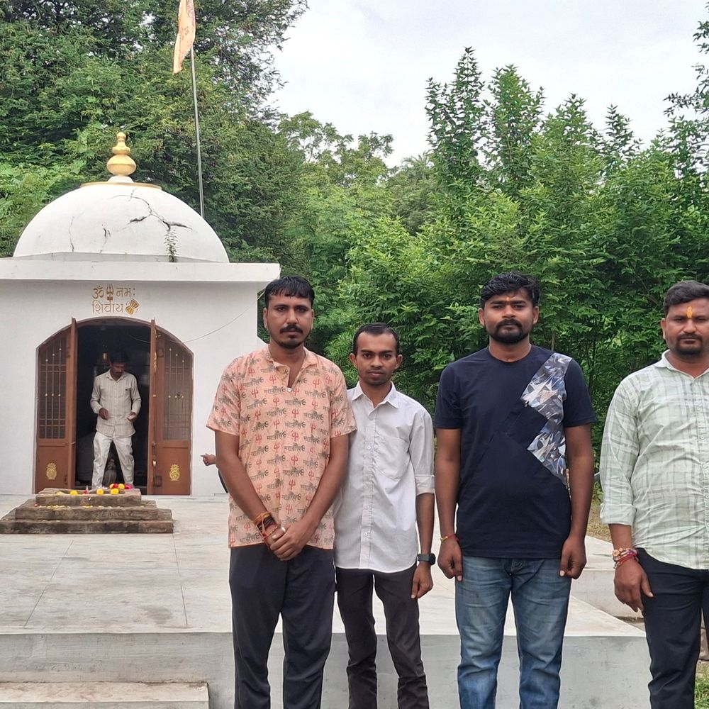 શ્રાવણના છેલ્લા સોમવારે કદવાલ મહાદેવ મંદિરે ભક્તો ઉમટ્યા:છોટાઉદેપુરના 100 વર્ષ જૂના મંદિરમાં જળ ચડાવી સારા વરસાદની પ્રાર્થના કરી