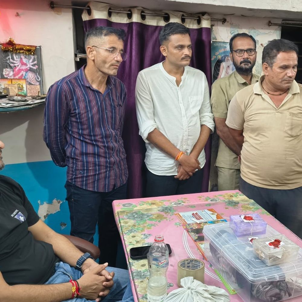 11.34 લાખના ડ્રગ્સ સાથે રાજસ્થાન પોલીસનો ટ્રેઇની કમાન્ડો ઝડપાયો:ANTFની ટીમે મહેસાણા રેલવે સ્ટેશન પાસેથી બે શખસને 204.86 ગ્રામ MD સાથે પકડ્યાં