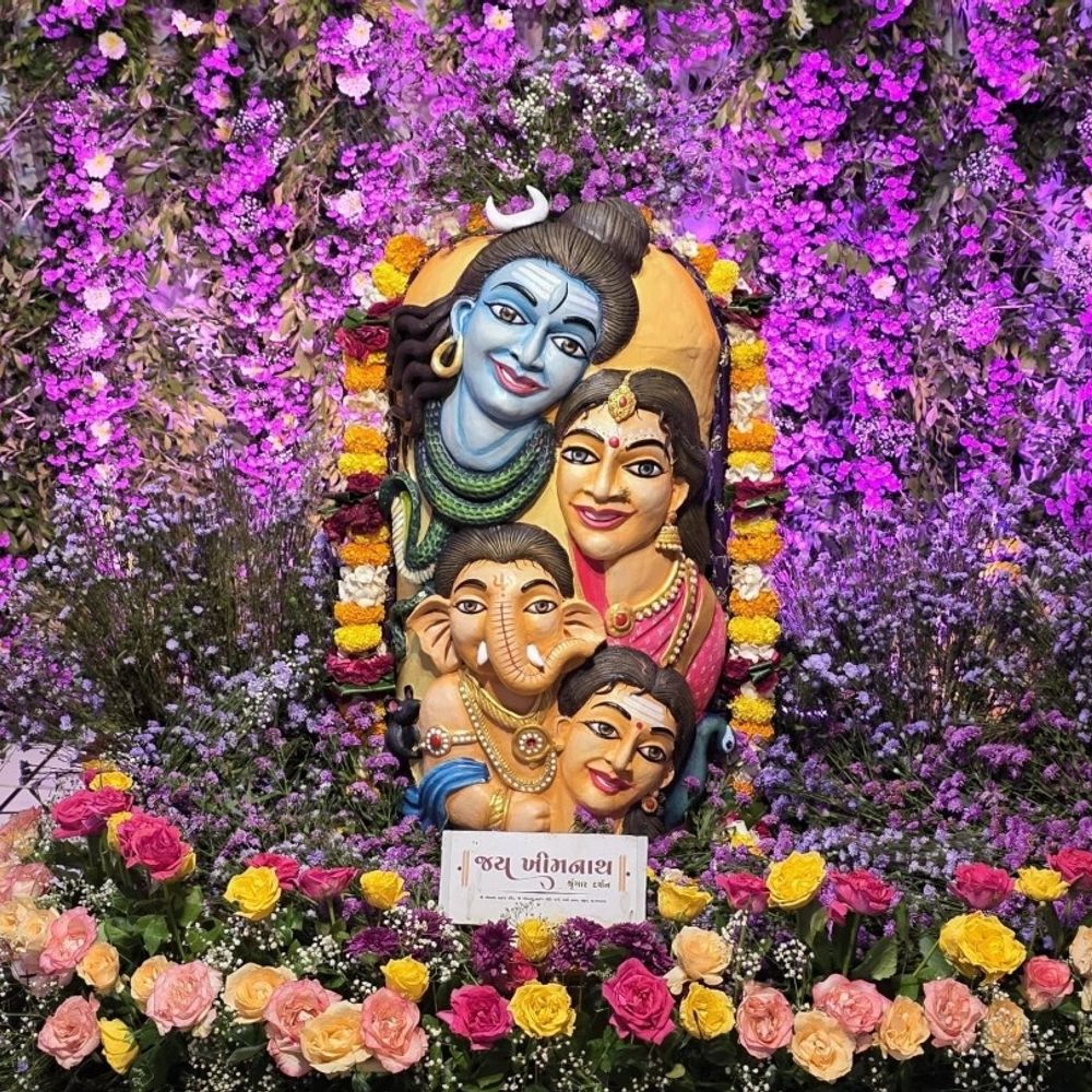 મહુવાના ખીમનાથ મહાદેવ મંદિરમાં શિવ પરિવારનો ભવ્ય શૃંગાર દર્શન:ચોથા સોમવારે ઉજ્જૈન મહાકાલની તર્જ પર કરાયા દર્શન