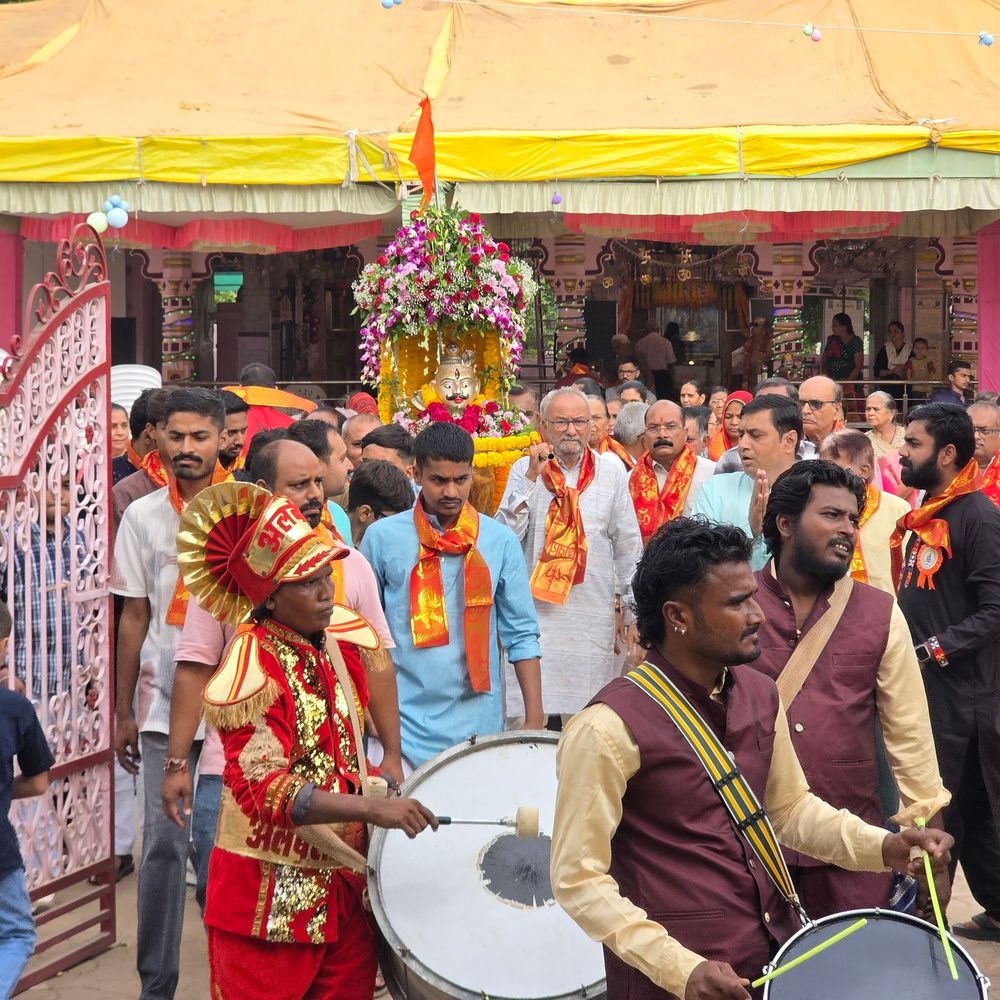 હિંમતનગરમાં ગોકુલેશ્વર મહાદેવની ભવ્ય પાલખી યાત્રા યોજાઈ:શ્રાવણના છેલ્લા સોમવારે ભક્તોએ ‘ઓમ નમઃ શિવાય’ના નાદ સાથે ભક્તિભાવ વ્યક્ત કર્યો