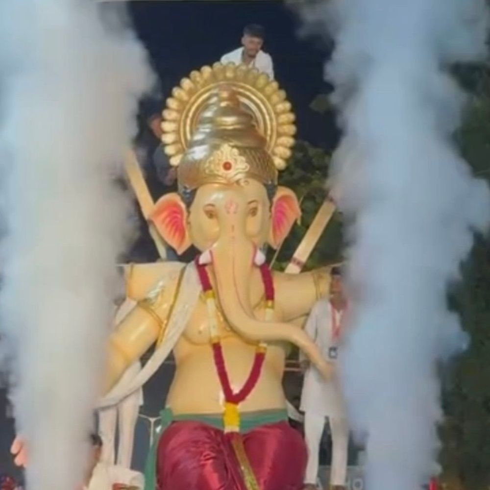 ગોધરામાં વિવિધ યુવક મંડળો દ્વારા ગણપતિ આગમન યાત્રા યોજાઈ:મોટી સંખ્યામાં ગણેશ ભક્તો જોડાયા, ડીજેના તાલે ગુંજ્યું ‘ગણપતિ બાપ્પા મોરિયા’