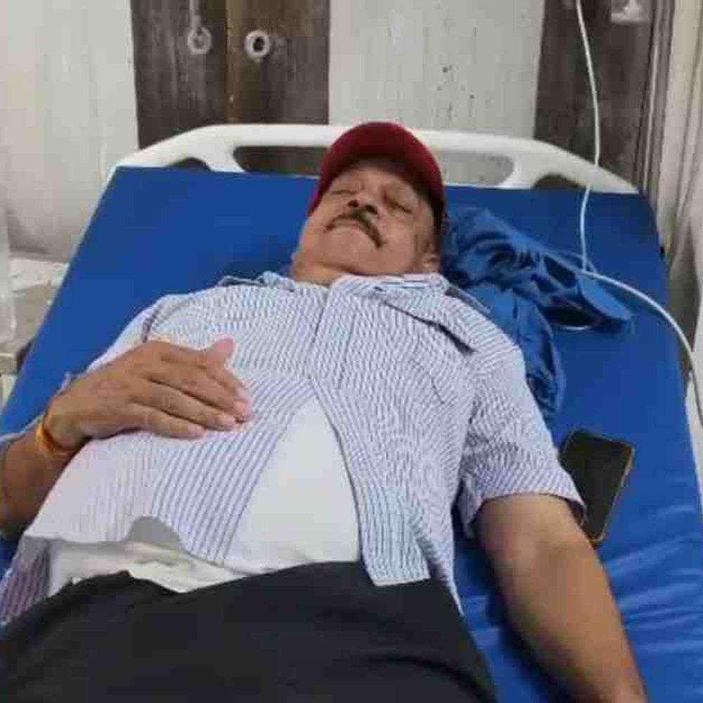 પાલનપુરમાં પ્રોફેસરના પગમાં કોબ્રા વીંટળાયો:ધારાસભ્ય અનિકેત ઠાકરે હોસ્પિટલ પહોંચાડ્યા, સારવાર બાદ રજા અપાઈ