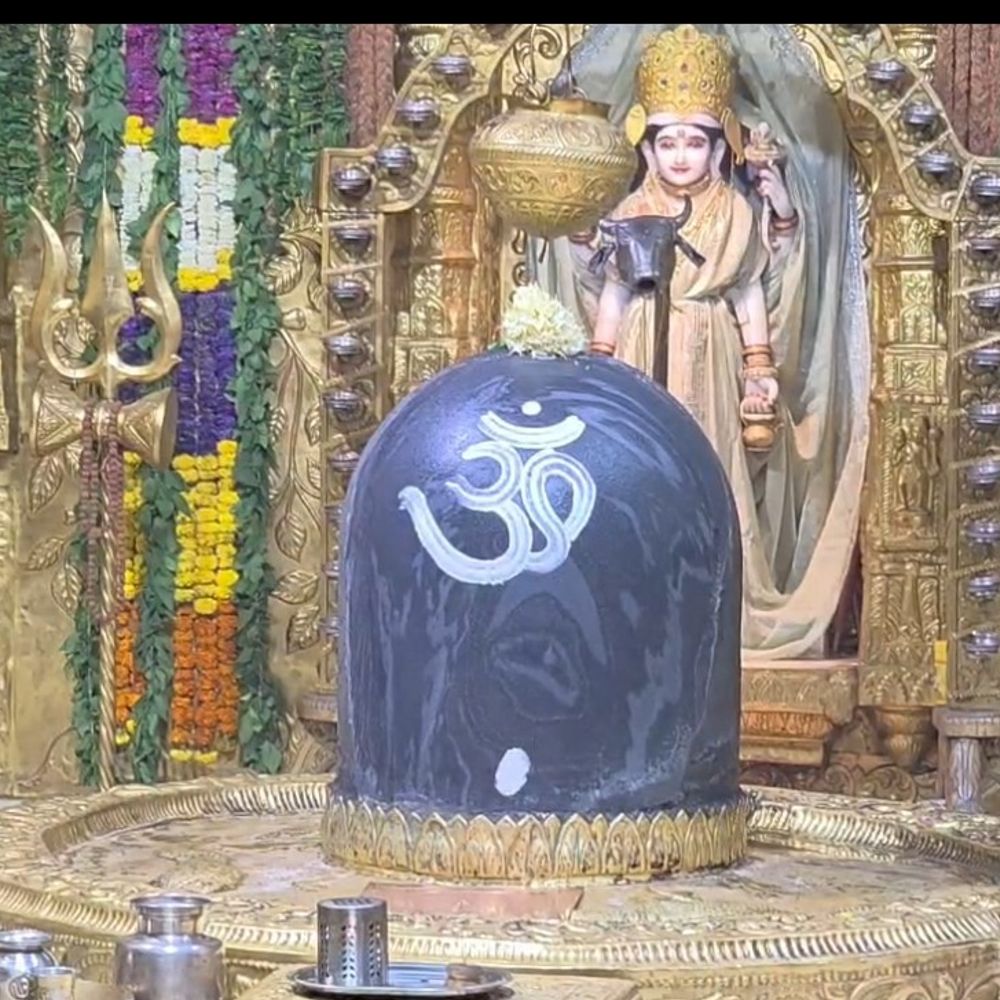 શ્રાવણના અંતિમ સોમવારે સોમનાથમાં ભક્તોનું ઘોડાપૂર:મોડી રાતથી જ દર્શન માટે ભીડ, પગપાળા યાત્રીઓએ શિવધૂન કરી પ્રાર્થના