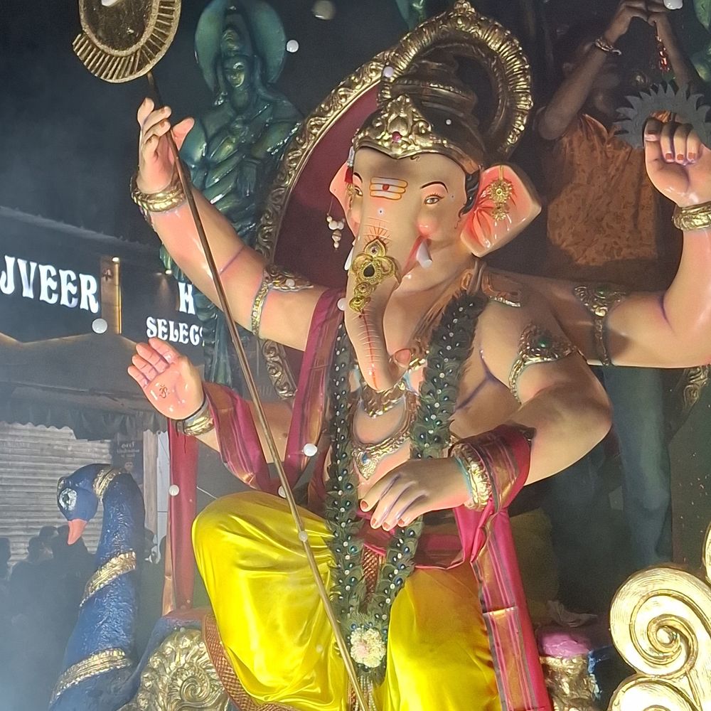 વલસાડના આઝાદ ચોકમાં શ્રીજીની ભવ્ય પ્રતિમાઓનું આગમન:ગણેશોત્સવને લઈને ભક્તિનો માહોલ, આતશબાજી-DJના તાલે શ્રીજીનું સ્વાગત