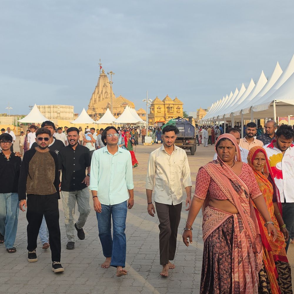 શ્રાવણના અંતિમ સોમવારે સોમનાથમાં ભક્તોનું ઘોડાપૂર:વહેલી સવારે 4 વાગ્યે દ્વાર ખૂલતા હજારો ભાવિકોએ દર્શન કર્યા, ‘હર હર મહાદેવ’ના જયઘોષથી મંદિર ગુંજ્યું